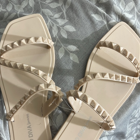 New WILD DIVA Women’s Sandals - Picture 2 of 3